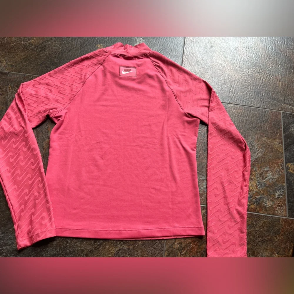 Women’s Nike Icon Clash active mock neck long sleeve shirt. Dusty pink. small